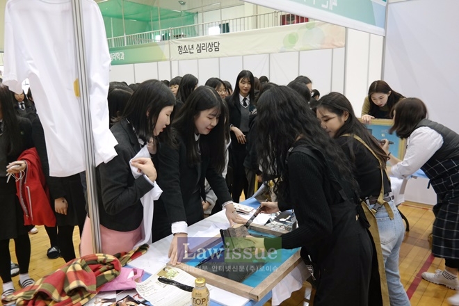 패션디자인학과 부스에서 참가 학생들이 티셔츠 프린팅 체험을 하고 있다.