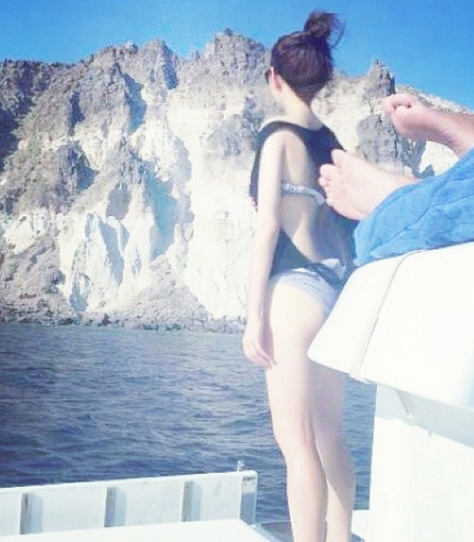 '푸른 바다를 배경으로...조혜정, 우윳빛 부러질 듯 뒷라인'