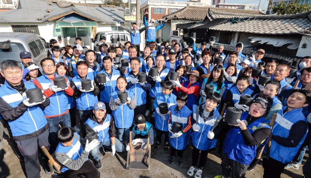 연탄나눔 봉사활동.(사진=한국지엠)