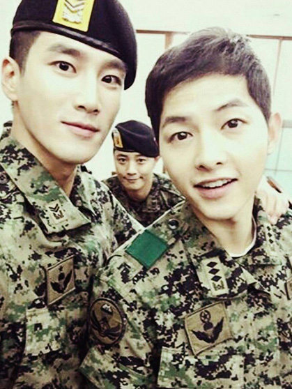 '여전한 잘생김' 송중기, 군복 입은 모습 보니