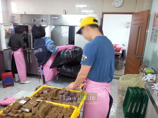 경주보문단지 내 호텔 셰프가 어르신들을 위해 음식을 만들고 있다.
