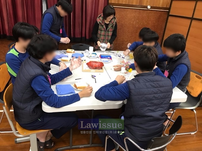 위탁소년들이 변화와 꿈을 향한 청소년 문화 축제에 침여하고 있다.