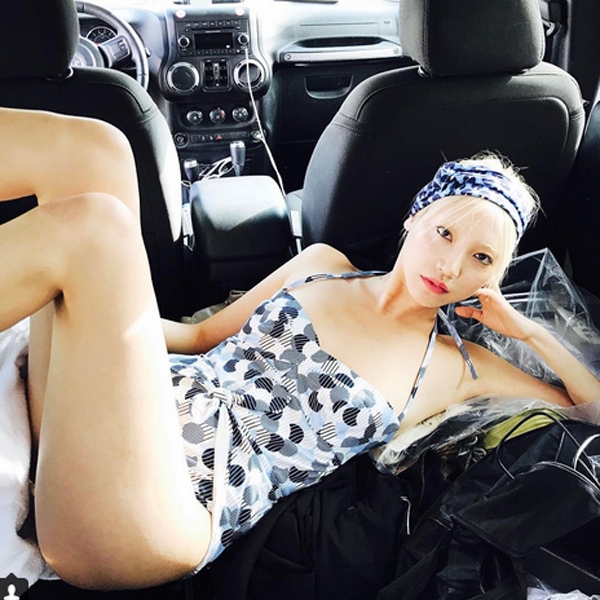 수주, '차량 뒷좌석에 누워...부러질 듯 몸매라인 '그저 감탄만'