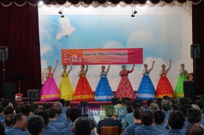 평양아리랑예술단 공연이 펼쳐지고 있다.