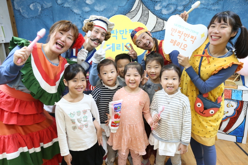 '반짝반짝 페리오' 공연팀과 어린이들이 환하게 웃고있는 모습.(사진=LG생활건강)