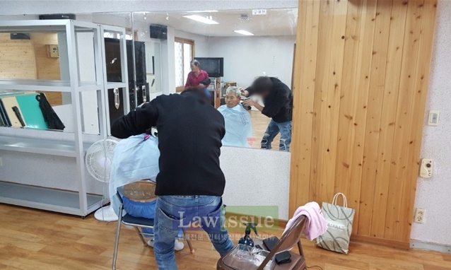 어르신 미용을 하고 있는 사회봉사 대상자.