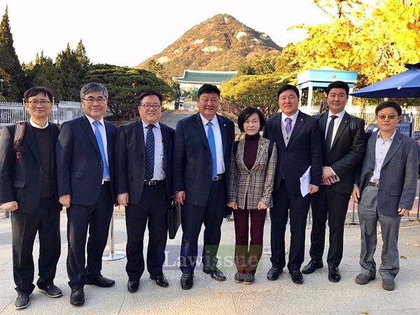 임동호 최고위원(사진왼쪽 네번째), 심규명 단장(왼쪽 세번째) 등이 기념촬영.