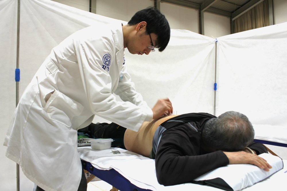 대전자생한방병원 의료진이 금산군 주민에게 침치료를 실시하고 있다