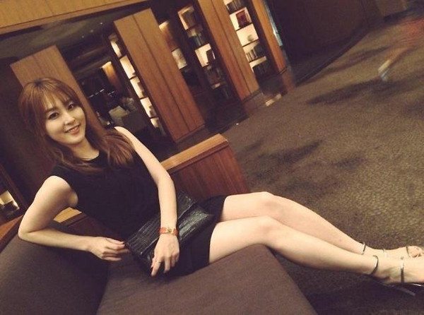 신아영, '쇼파에 앉아 쭉 뻗은 고속도로 각선미...블랙 카리스마'