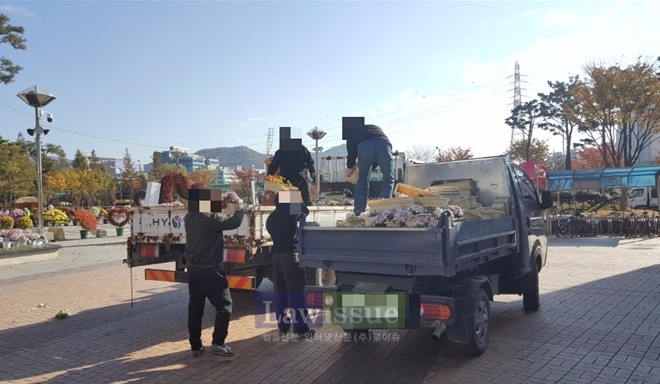 사회봉사대상자들이 행사축제 뒷정리를 하고 있다.