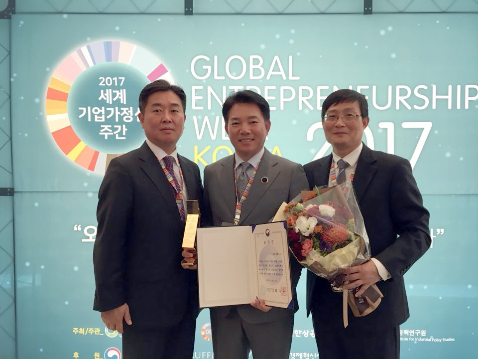잘풀리는집, 대한민국 사랑받는기업 정부포상 수상 기념촬영. (사진=미래생활)