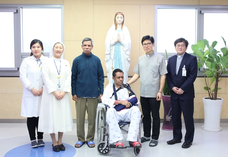인천성모병원 사회사업팀과 소아레스(가운데) 씨가 함께 단체사진을 촬영했다.(사진=인천성모병원)