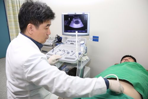 방광 초음파검사하는 장인호 교수(사진=중앙대병원)