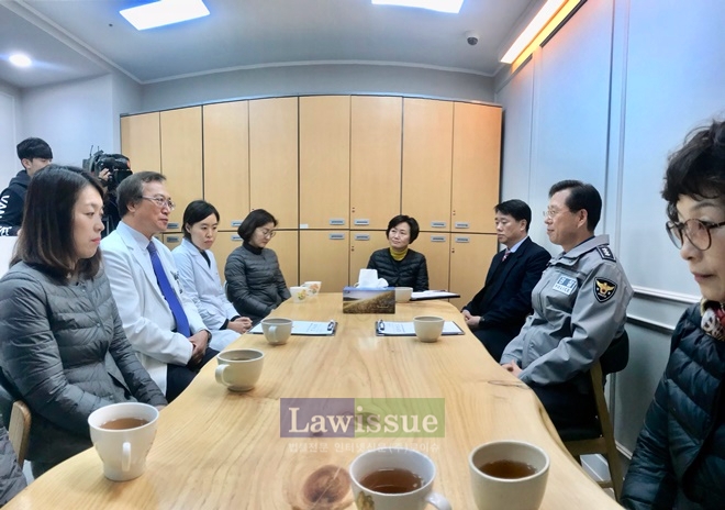 조형배 부산경찰청장이 해바라기센터를 방문해 직원들과 대화를 나누고 있다.