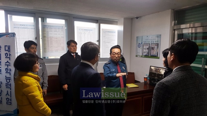 원경환 경남경찰청장이 수능시험지 보관 장소에 대한 경비를 철저히 해달라고 당부하고 있다.