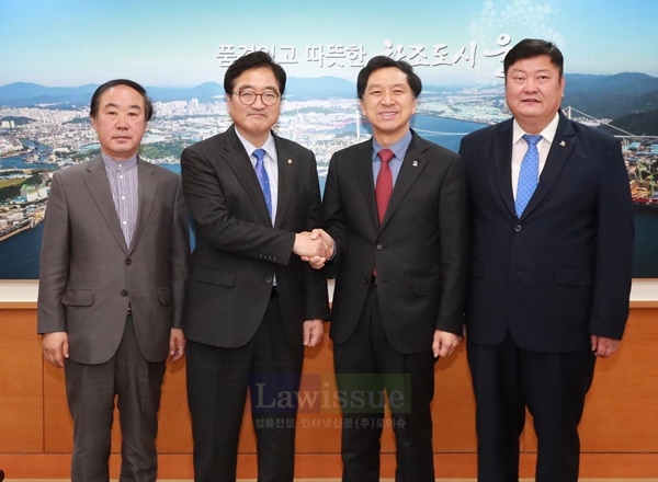 우원식 원내대표가 김기현 시장과 손을 맞잡고 기념촬영.