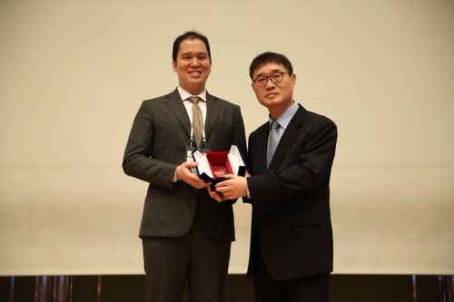 ‘SK 젊은 연구자상’을 수상한 김범준 교수(좌) 및 이동국 대한신경과학회장(우)(사진=분당서울대병원)