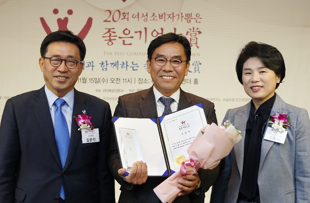 왼쪽부터 김춘진 선정위원장, 심원용 일동후디스 상무, 김효선 여성신문사 대표이사 (사진=일동후디스)