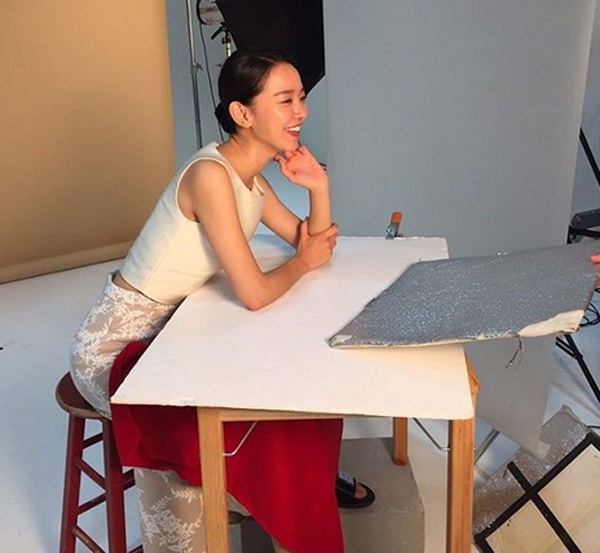 신혜선, 단아하게 넘긴 머리스타일...민소매 사이로 부러질 듯 팔뚝