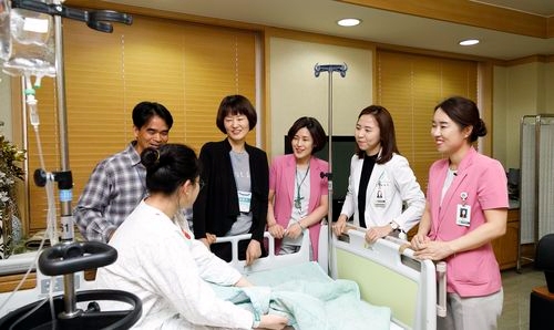 급성 맹장 수술 후 병원에서 대학수학능력시험을 치른 남윤영 양이 시험 후 부모님, 주치의인 허연주 교수(오른쪽에서 2번째)와 의료진과 함께 이야기를 나누고 있다(사진=이대목동병원)