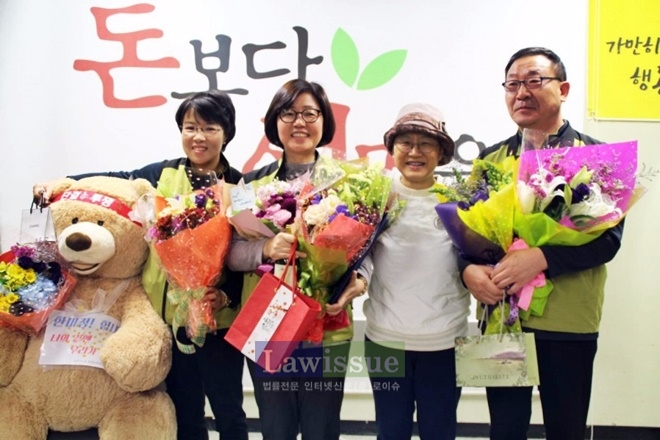 (사진왼쪽부터)한미정 사무처장 당선자, 나순자 위원장 당선자, 유지현 위원장, 박노봉 수석부위원장 당선자가 함께 기념촬영을 하고 있다.