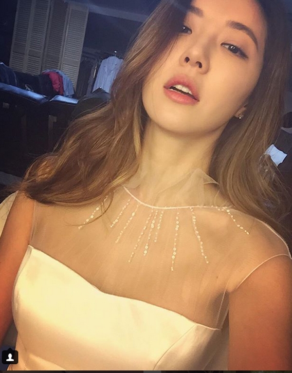 박한별, 긴 머리 늘어뜨린 채...빠져드네 '어깨라인 훤히 드러난 시스루 드레스'