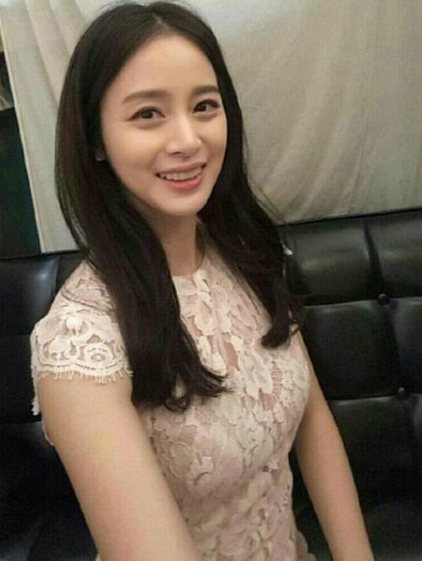 김태희, '누드톤 드레스...화사한 '비'가 반한 완벽美