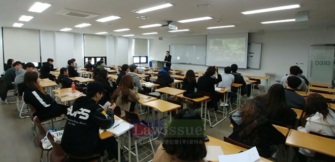 전헌두 항만경찰대장이 부산외대 학생들을 상대로 특강을 하고 있다.