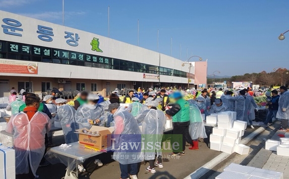 ‘제11회 이웃사랑 김장나눔축제’에 사회봉사대상자 10명이 돕고 있다.(사진=통영준법지원센터)