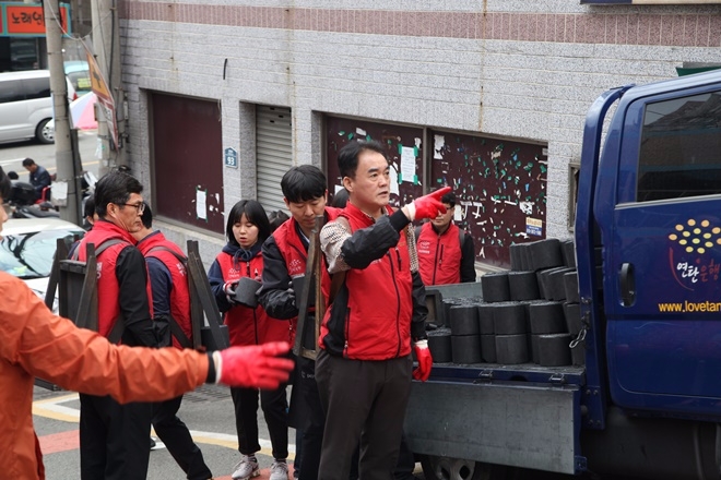 조훈구 세관장 등 직원들이 연탄지게로 연탄을 싣고 있다. (사진=부산본부세관)