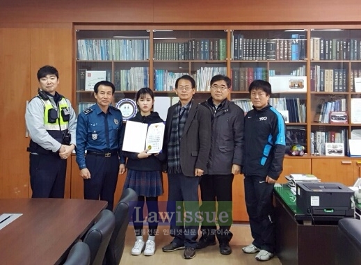 지갑을 주워 주인에게 찾아주게 한 양지혜 양에게 감사장을 수여하고 기념촬영을 하고 있다.(사진=대구달성경찰서)