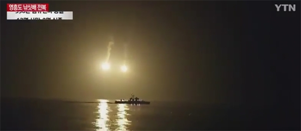 낚싯배 전복, '400여 발 어둠 밝혔지만...2명의 흔적은 못 찾아'