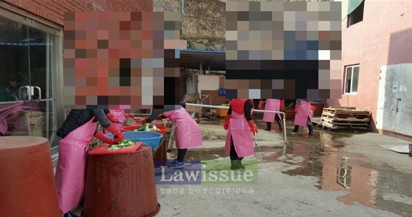 사회봉사대상자들이 김장담기봉사를 하고 있다. (사진=울산준법지원센터)