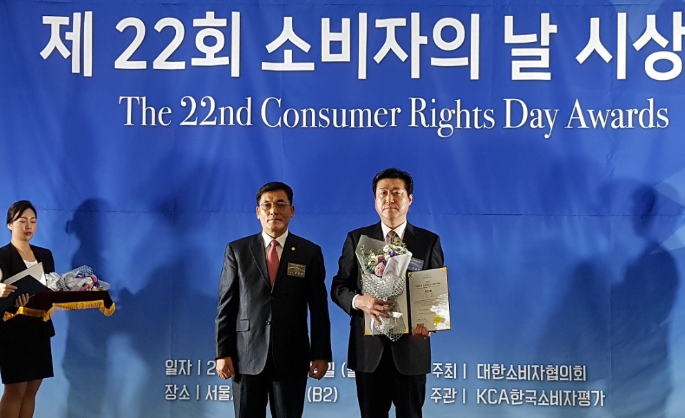 (왼쪽부터)한국소비자평가 송영재 회장, 동국제약 서호영 이사(사진=동국제약)