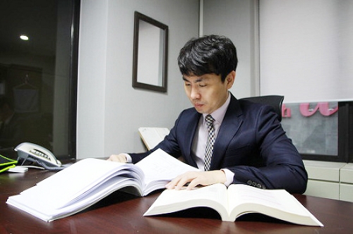 강제추행 합헌 결정에 형사 전문 변호사의 필요성 높아져