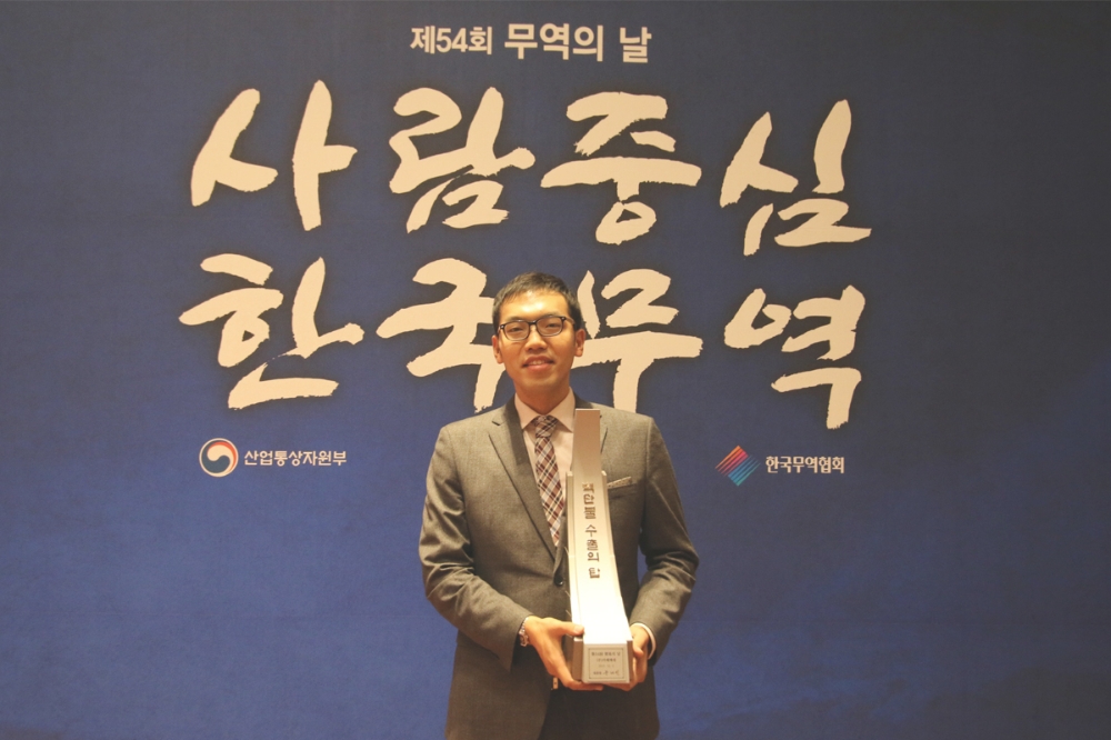 카페베네 해외영업부 안대선 팀장이 지난 5일 ‘무역의 날’ 기념식에서 ‘1백만불 수출의 탑’을 수상했다.(사진=카페베네)