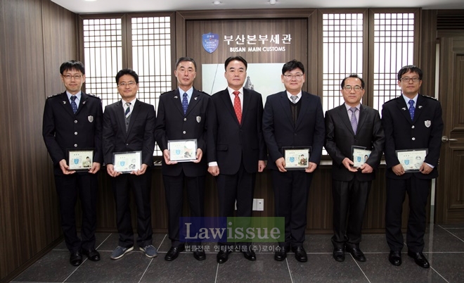 올해의 부산경남세관인. (좌로부터 조성민, 진명봉, 이상민, 조훈구 세관장, 최상배, 임동근, 이용수).(사진=부산세관)