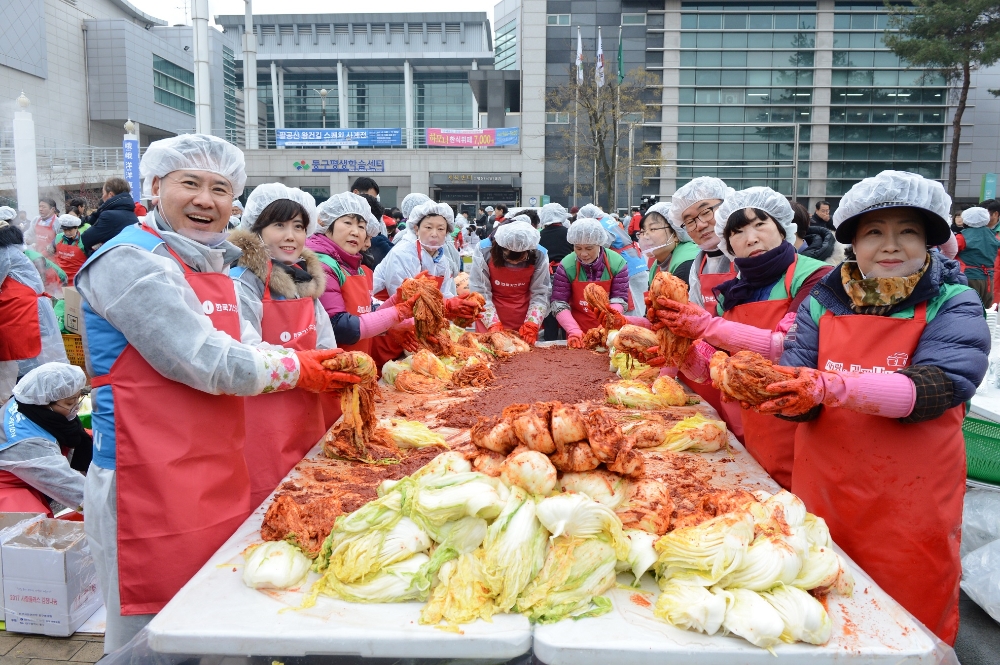 한국가스공사(사장 직무대리 안완기)는 7일 대구광역시 동구 아양아트센터 야외광장에서 지역주민들과 함께하는 ‘민·관·공 합동 사랑의 김장 나눔 행사’를 개최했다.(사진=한국가스공사)