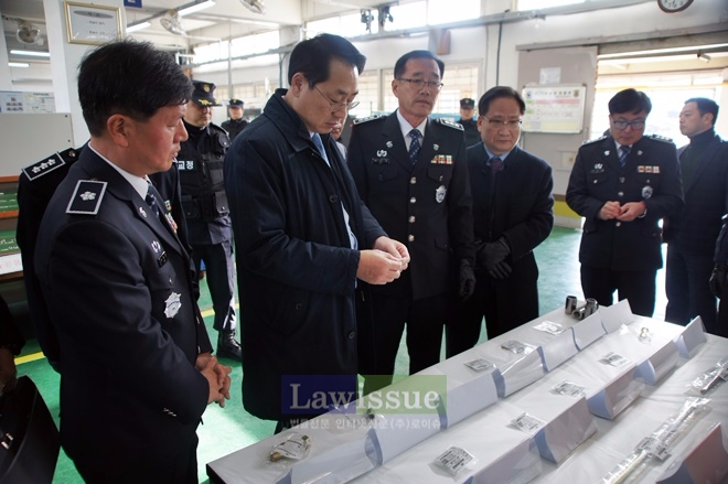 김학성 교정본부장이 희망CNC작업장 운영현황을 점검하고 있다.
