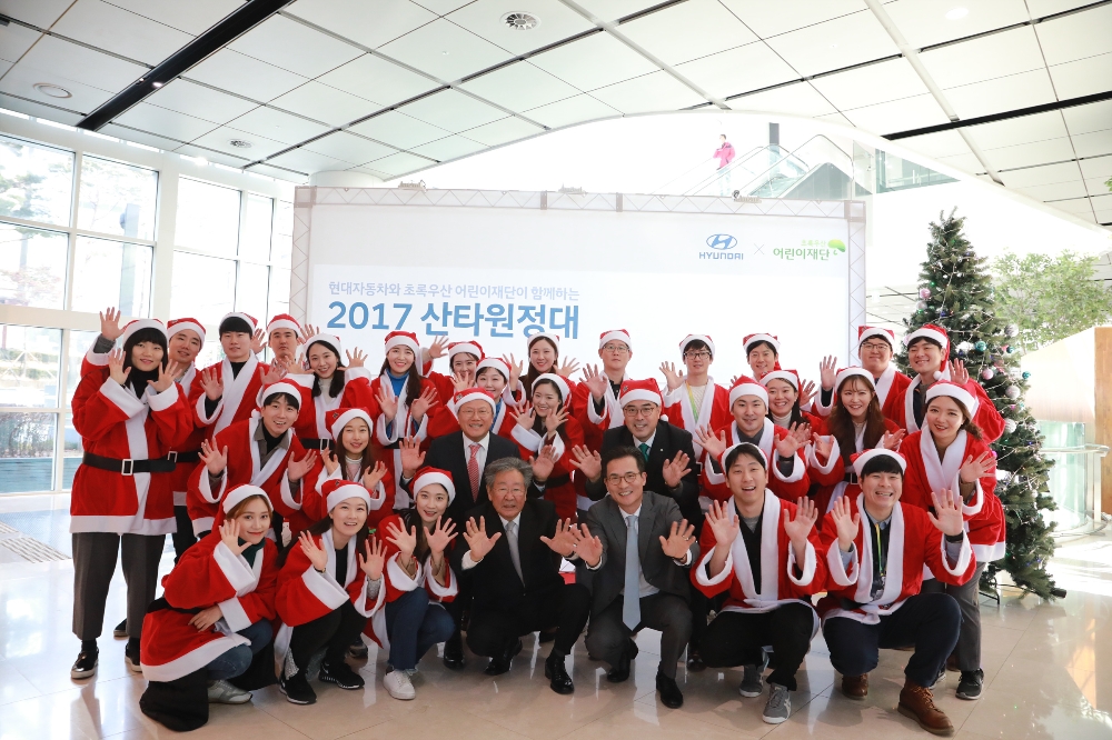 (가운데 왼쪽부터) 현대자동차 영업지원사업부장 최상구 상무, 초록우산 어린이재단 최불암 후원회장, 현대자동차 국내영업본부장 이광국 부사장, 초록우산 어린이재단 이형진 서울지역본부장.(사진=현대차)
