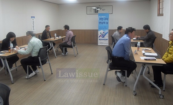수형자들이 사복차람으로 면접에 임하고 있다.(사진=울산구치소)