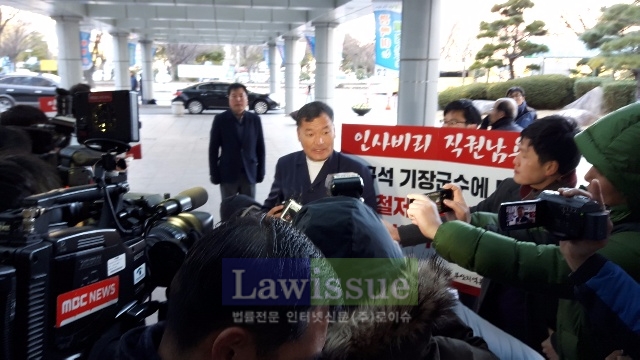 오규석 기장군수가 기자들의 질문에 답하고 있다.(사진=부산지방경찰청)