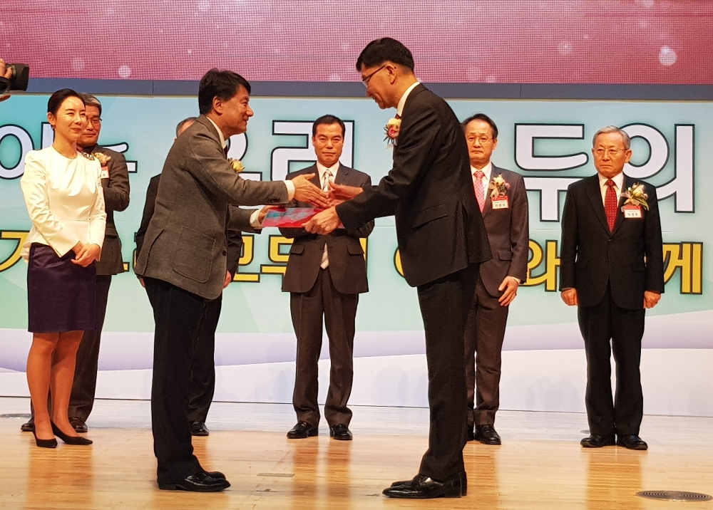 14일 광주 김대중컨벤션센터에서 진행된 '2017 대한민국 교육기부 대상' 시상식에서 한국과학창의재단 박태현 이사장(왼쪽)이 아시아나항공 오근녕 경영관리본부장(오른쪽)에게 2017 교육기부 '명예의 전당' 현판을 수여하고 있다.〈사진=아시아나항공〉