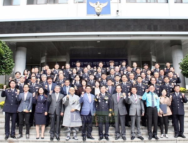 72주년 경찰의 날에 파이팅을 하며 기념촬영.(사진=부산연제경찰서)