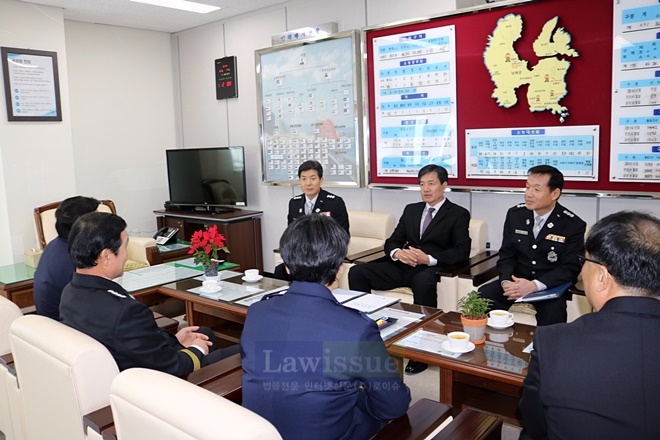 이상규 경남소방본부장이 남해소방서 직원들과 대화를 나누고 있다.(사진=남해소방서)