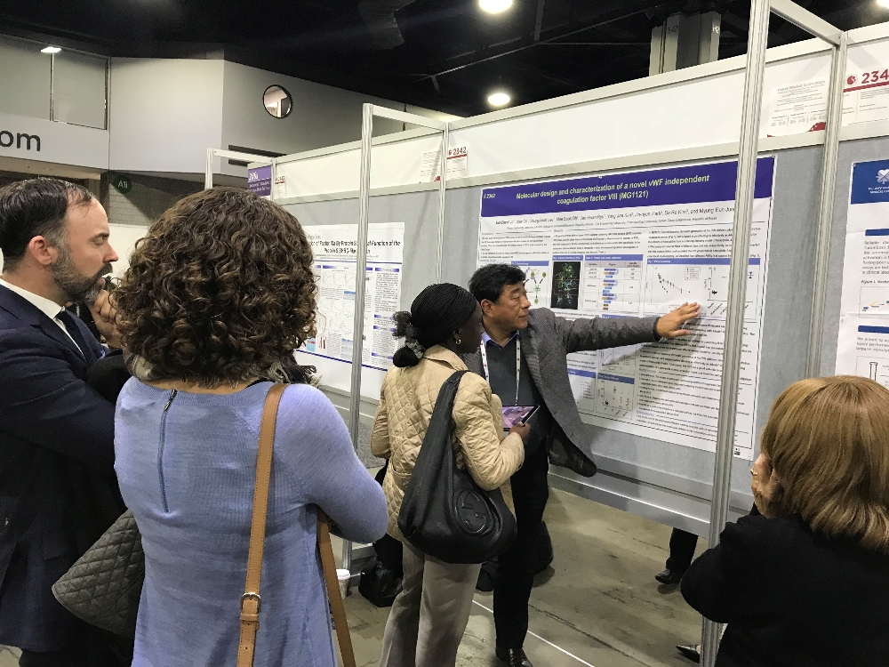 지난 9일부터 12일(현지시간)까지 미국 애틀랜타에서 열린 ‘제59회 미국 혈액학회(American Society of Hematology, ASH) 연례회의’에서 조의철 목암생명과학연구소 책임연구위원(사진 왼쪽에서 네 번째)이 관계자들에게 차세대 혈우병A형치료제 ‘MG1121’의 비임상 데이터를 발표하고 있다.