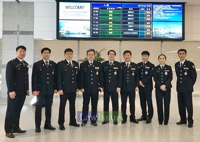 2017년 새해 첫 입항 국제크루즈선 환영행사를 마치고 직원 기념촬영(왼쪽에서 4번째 전헌두 대장).(사진=항만경찰대)