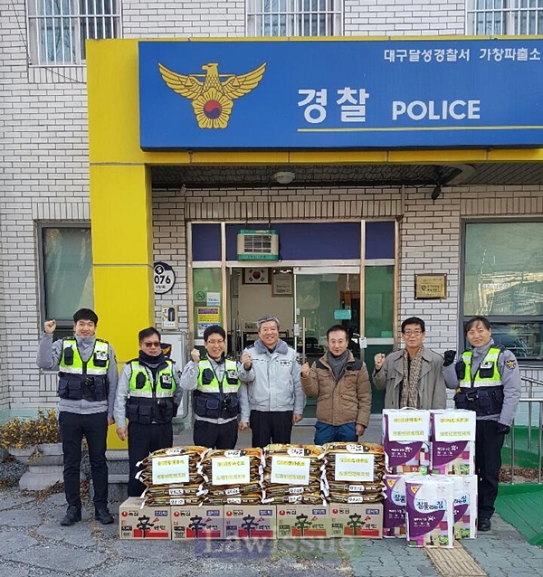 불우이웃 5가구에 전달할 생필품 앞에서 기념촬영.(사진=대구달성경찰서)