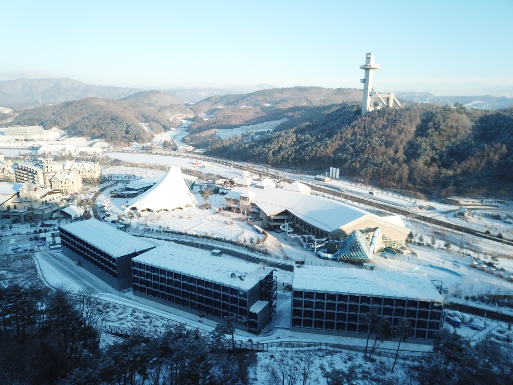 포스코는 평창동계올림픽대회 주요 시설물에 철강재와 솔루션을 제공해 인프라 수준을 한층 업그레이드했다. (사진=올림픽 취재진들이 숙박 공간으로 사용할 미디어레지던스. 이동형 유닛 방식으로 지어진 미디어 레지던스는 올릭픽 종료 후 다른 곳으로 이동하여 재사용이 가능하다.)