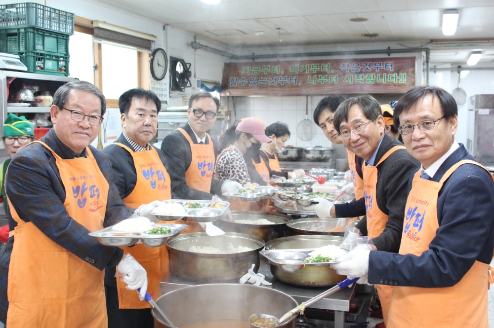 왼쪽부터 강호갑 중견련 회장, 우오현 SM그룹 회장, 안웅걸 다이소아성산업 상무, 오른쪽 박상일 아주산업 대표이사, 김규태 중견련 전무, 박종원 중견련 경영지원본부장. (사진=다이소)